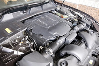 テスト車「ポートフォリオ」の心臓部は、385psを発生する5リッターのV8NAユニット。上位グレードには、470psと510ps、ふたつのスーパーチャージャージドユニットが用意される。