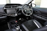 「アクアG“G's”」のステアリングホイールは、ラメ入りのピアノブラック塗装となる。