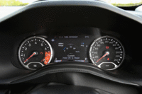 メーターは2眼式で、中央には燃費や走行距離、タイヤの空気圧などを表示するマルチインフォメーションディスプレイが備わる。（写真をクリックすると、ディスプレイの表示が見られます）