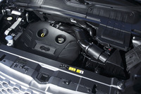 2リッターのガソリンターボエンジンは240psと34.7kgmを発生する。なおヨーロッパでは180psの2リッター直4ディーゼルターボ搭載車も設定されている。