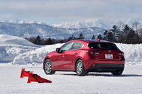 FFの「アクセラスポーツ」だと、雪上の中速コーナーで軌跡が微妙に膨らんでいく。しかし基本的には軽快かつ安定した挙動に終始した。