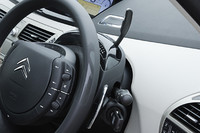 ステアリングコラムの上に生えるATセレクターレバーは、シトロエン「DS」のコクピットがモチーフ。