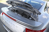 3.8リッターツインターボエンジンは、「911ターボ」で520ps、「911ターボS」で560psを発生。従来より出力が高められたが、燃費は16％改善された。