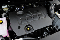 2リッター直4エンジン（3ZR-FAE）を搭載する。吸気バルブリフト連続可変機構「バルブマチック」と、吸排気バルブタイミング制御「Dual VVT-i」を備え、151psと19.7kgmを発生。JC08モード燃費は16.0km/リッター。