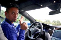 「テスラ・オートパイロット」を体験中の不躾小沢。ご覧の通り、ハンドルは握っておりません！