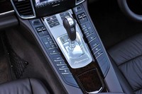 シフトレバーの周辺には、サスペンションやスポイラー、シートヒーターなどの操作スイッチがズラリと並ぶ。