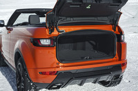 トランク容量は251リッター。ソフトトップを開けても閉めても、この容量に変化なし。中央にスキーのような長尺物を積載する時のためのトランクスルーが用意されている。