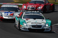 No.36 PETRONAS TOM'S SC430（写真手前）とNo.18 ウイダー モデューロ HSV-010とのバトル。2台は、最終的に表彰台を分けあうことになる。