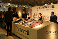 紳士モード見本市「ピッティ・イマージネ・ウオモ」2015年春夏コレクションのメインパビリオンから。「カンタレッリ」のブース。