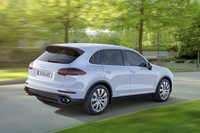 「カイエンS E-ハイブリッド」のリアビュー。
    