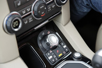 「ディスカバリー4」の「テレイン・レスポンス」の操作ダイヤル。グラディエント・リリース・コントロール（GRC）付きヒル・ディセント・コントロール（HDC）も標準装備される。