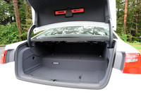 荷室床下に配置されるリチウムイオン電池の重量は36.7kg、容量にして26リッター。荷室への干渉は最低限に抑えられている。
    
    【A6ハイブリッドのオプション装備】
    コンフォートシート＝36万円／アウデイパーキングシステム（パーキングアシスト付き）＝16万円／アドバンスドパッケージ（サイドアシスト）＝25万円／ウッドパネル（ビューフォートオーク）＝5万円