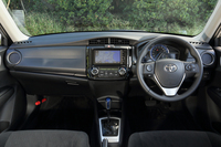 専用デザインの本革巻きシフトノブや、インストゥルメントパネルの合皮のソフトパッドなどは、「ハイブリッドG」の専用装備となる。
    