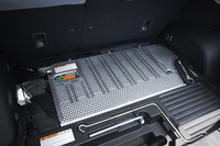 バッテリーはニッケル水素式で、荷室の床下に搭載される。右に見えるプラスチックパーツは、車内の空気をバッテリーへ送る、冷却用のダクト。