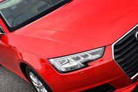 ヘッドライトはバイキセノンが標準。オプションでLEDや、ルームミラー背後のカメラが前方を観察し、LEDの光量を自動で調整するマトリクスLEDヘッドライト（写真）も選択可能。