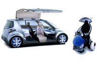 写真は、2005年の東京モーターショーに展示された「Fine-X」（左）と「i-swing」。