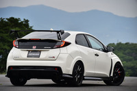 チタン製のテールパイプは、排気口を1本出しとすることで、さらなる軽量化が図られている。