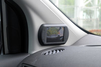 Aピラーの付け根に備わるモニターには、死角となる車体左側の様子が写し出される。そのほか、ESP(エレクトロニックスタビリティプログラム）やARM（アンチロールオーバーミティゲーション）、6点式エアバッグなどの安全装備は、グレードを問わず備わる。