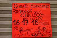 夏季休業を告知するイタリア商店の手描き貼り紙。なんとも楽しそうなことよ。