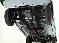 ボディはモノコックだが、フロントサスペンションとパワートレインはサブフレームを介してマウントされていた。前後サスペンションはトーションバー・スプリングを使用しているが、ジャッキアップしてフロントは2本、リアは1本のボルトを調整するだけで車高が変更可能だった。