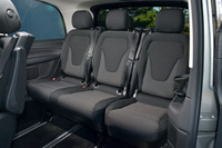 3列目シート。座面と背もたれは3座独立の形状ながら、右側席と中央席は一体型。全体としては、2：1の分割可等式となっている。