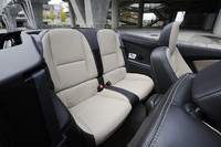 インテリアカラーは、黒とベージュの2色から選べる。いっぽうボディーカラーは、白、赤、橙、黄、黒、銀の計6色が用意される。