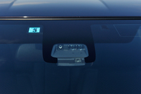 ウインドシールド上部に設置された「トヨタ・セーフティセンスC」のセンサー部。単眼カメラとレーザーレーダーを併用している。