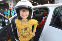 笹原選手の運転する同乗走行体験を終えた神奈川県からきた吉川櫂生くん（小学校3年生）。「怖くなかったよ。ワーって傾いてた。また乗りたい！」