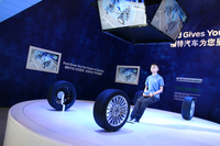 これはフォードのブースで見られた、パワーユニットのバリエーションをアピールするコーナー。どうやって座っているのか、彼の交代時間まで観察していたかったが、筆者のほうが時間切れ。