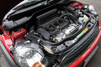 チューンされた1.6リッターターボエンジンは、最高出力211pp/6000rpm、最大トルク26.5kgm/1850-5600rpmを発生する。