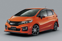 無限「スタイリングセット（フロントエアロバンパースタイル）」の装着例。
    