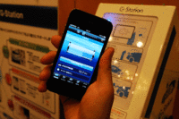こちらは、「トヨタ・プリウスPHV」の情報サービス「eConnect」の表示画面。バッテリー残量、EVモードの走行可能距離、充電ステーションの位置、各種エコ運転情報などがスマートフォンで確認できる。（写真をクリックすると、各表示画面がスライドショーで見られます）