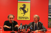 フェラーリの一時代の終わりを告げるシーン。マラネロでの23年間の長期政権にピリオドを打つルカ・ディ・モンテゼーモロ会長（右）と、その後任となる親会社フィアット・クライスラー・オートモービルズのセルジオ・マルキオンネCEO（左）。（Photo=Ferrari）