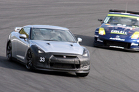 「GT-Rパフォーマンスデモンストレーション」で、耐久仕様のZを従えてヘアピンを行く「日産GT-R」テストカー。