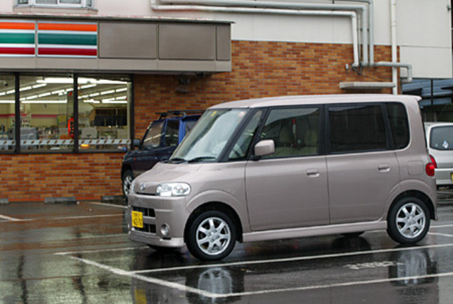 【スペック】全長×全幅×全高＝3395×1475×1725mm／ホイールベース＝2440mm／車重＝890kg／駆動方式＝FF／0.66リッター直3DOHC12バルブターボ・インタークーラー付き（64ps／6400rpm、10.5kgm／3200rpm）／車両本体価格＝135.0万円（テスト車＝同じ）