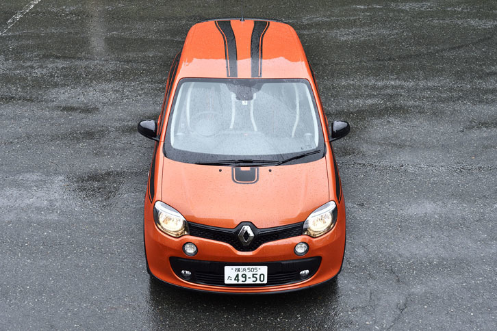 試乗車は200台の限定車。ボンネットからルーフ後端へと続くデカールはコンセプトカー「トゥインラン」（2013年）にならったもので、NACAダクトをイメージしているという。