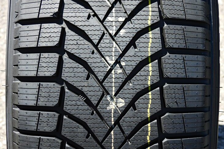 静粛性と排水性・排雪性を高いレベルで両立した、新しいVシェイプのトレッドパターン。