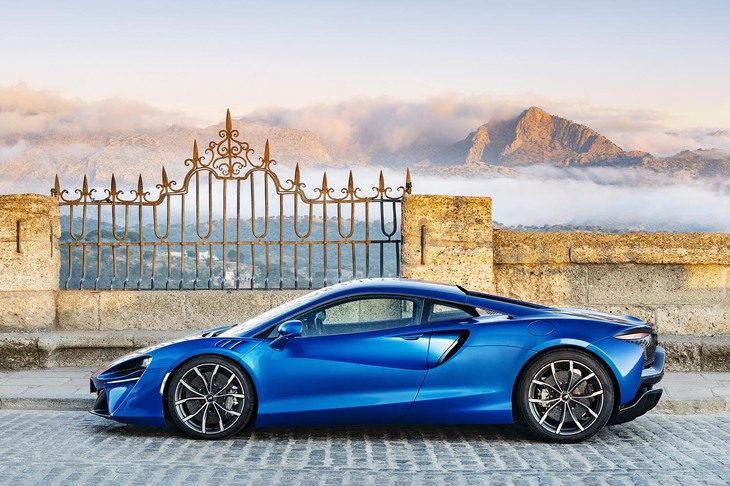 フェラーリの「296GTB」と正面からぶつかるマクラーレンの新PHEVスーパースポーツ「アルトゥーラ」のリポートを英国からお届けします。（photo：マクラーレン）