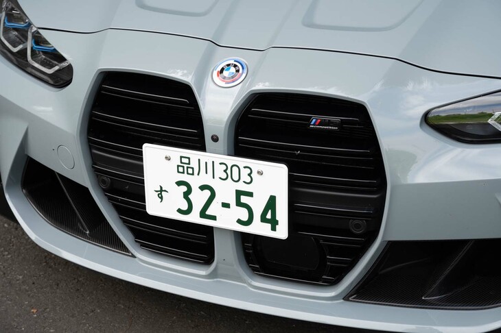 フロントまわりのデザインは「M3セダン」と変わらない。M専用の横バータイプのグリルを装備する。