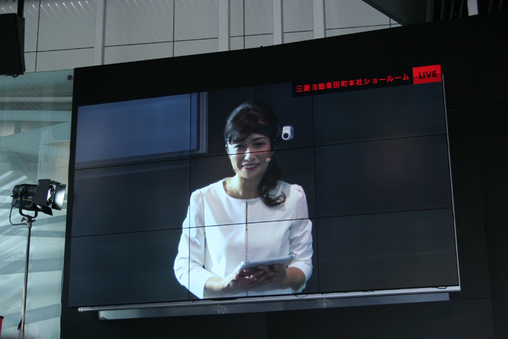 ナイトショールームのメインプレゼンターを務めるラジオパーソナリティーの藤本えみりさん。FMヨコハマ『The Motor Weekly』のメインMCなどを担当している。