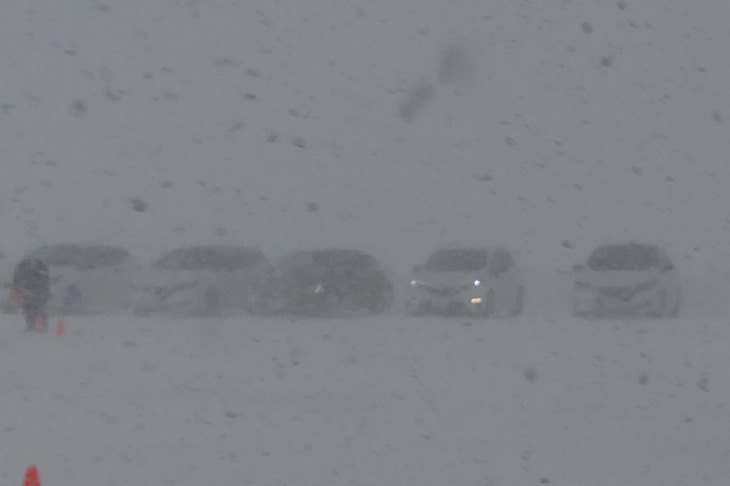 北海道江別市周辺は朝からこのような猛吹雪に見舞われたため、一般道でのテストを中止にするなど、試乗会は規模を大幅に縮小して進められた。