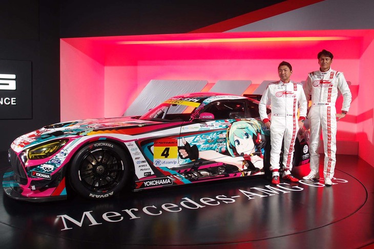 谷口選手が「地球の平和を守りにきたような……」と形容する紅白のレーシングスーツは、GOODSMILE RACINGのオリジナルデザイン。本番のレースでは着用されないので、念のため。