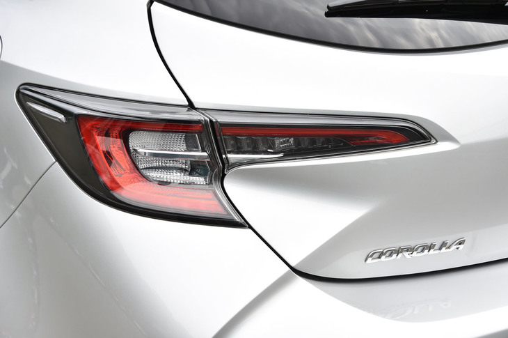 シャープなデザインのリアコンビランプ。側面には空力性能を高めるためのフィンが設けられている。