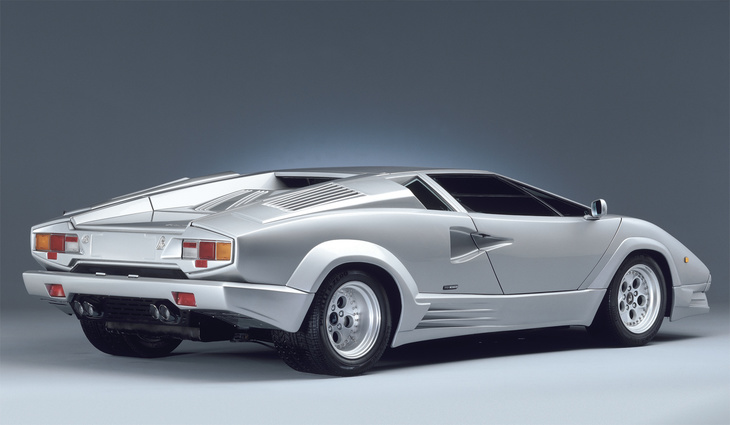 最終モデルの「25アニバーサリー」。デビュー当初4リッターだったV12エンジンの排気量は5.2リッターまで拡大され、最高出力も80ps高い455psに引き上げられていた。