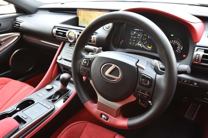 「RC F“パフォーマンスパッケージ”」では、ステアリングコラムの操作系を電動式ではなく手動式とすることで600gの軽量化が図られている。