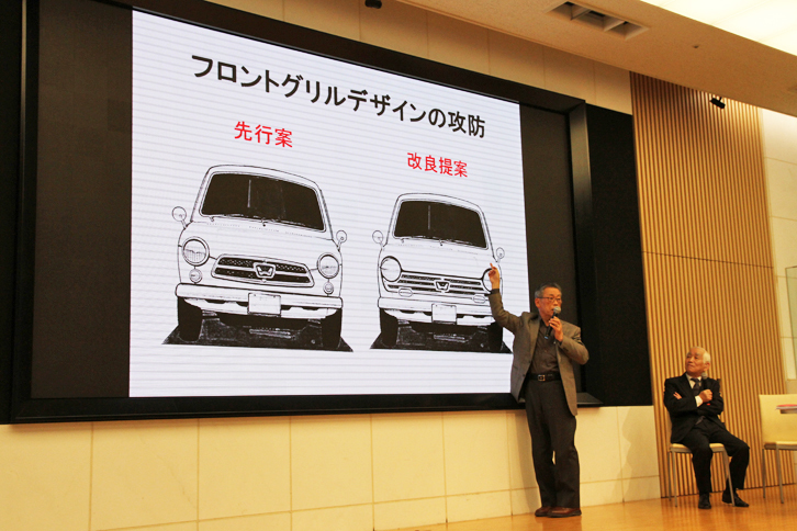 宮智・青戸両氏は資料を豊富に用意して、「N360」のデザインにまつわる裏話を聞かせてくれた。これはフロントグリルについて話しているところ。当初の案では本田宗一郎氏の好みで独立したグリルを持っていたが、当時の軽規格で1.3mしかない車幅を広く、安定感があるように見せたいという宮智氏の提案が、すったもんだの末に通ったという。ちなみに宗一郎氏が推していた当初の案は、1970年の「NIII」へのマイナーチェンジで採用された。