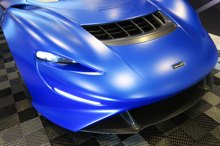 フロントまわりは、ノーズの下部から空気を取り入れ。クラムシェル上部のアウトレットから放出するエアロシステムが特徴。左右のエアインテークに効率的に空気を送り込むべく、状況に応じてアウトレット前方にディフレクターが立ち上がる仕組みとなっている。