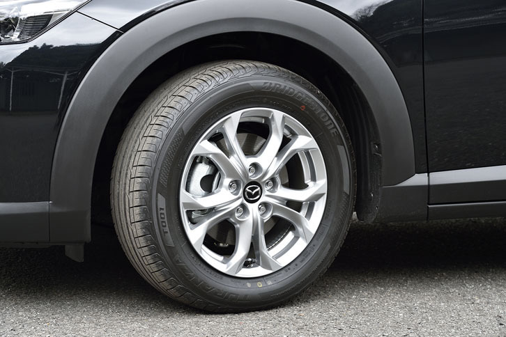 「XD」には215/60R16サイズのタイヤが装着される。