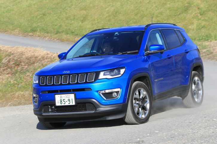 「コンパス」の4WD車には走行モード切り替え機構の「セレクテレイン」が装備されており、状況に応じて「AUTO」「SNOW」「SAND」「MUD」の中から、最適な走行モードを選ぶことができる。