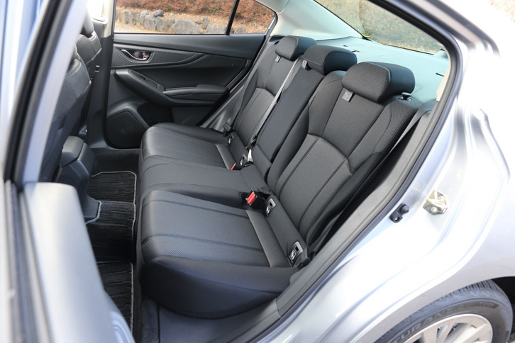 6：4の分割可倒式リアシート。カップホルダー付きのセンターアームレストが備わる。